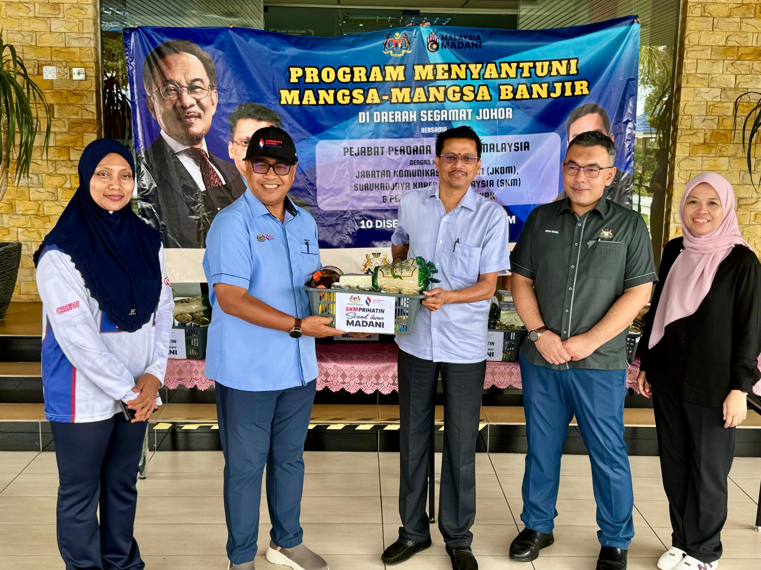 SKM Prihatin: Skuad Ihsan Madani Suruhanjaya Koperasi Malaysia Bersama Pejabat Perdana Menteri Santuni Mangsa Banjir di Johor